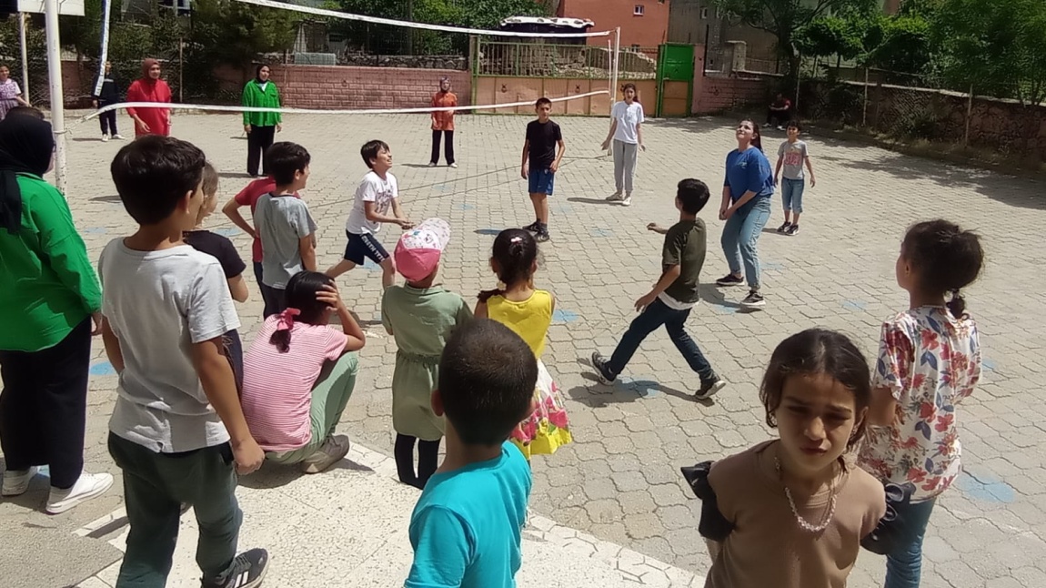 Sınıflar Arası Voleybol ve Masa Tenisi Turnuvası Yapıldı.